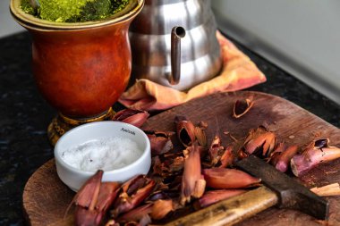 Brezilya kış geleneği, kavrulmuş çam fıstığı ve bergamot ile yerba mate chimarro