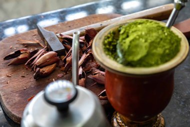 Brezilya kış geleneği, kavrulmuş çam fıstığı ve bergamot ile yerba mate chimarro