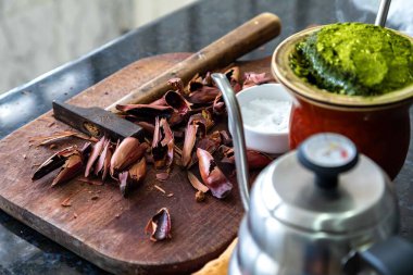 Brezilya kış geleneği, kavrulmuş çam fıstığı ve bergamot ile yerba mate chimarro