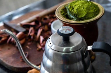 Brezilya kış geleneği, kavrulmuş çam fıstığı ve bergamot ile yerba mate chimarro