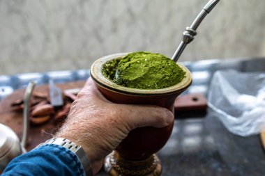 Brezilya kış geleneği, kavrulmuş çam fıstığı ve bergamot ile yerba mate chimarro