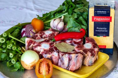 Brezilya, 21 Haziran 2025. Polenta ve Watercress ile Oxtail ve Taze Sebzeler Pişirme İçindekiler