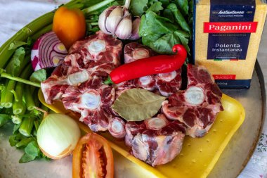 Brezilya, 21 Haziran 2025. Polenta ve Watercress ile Oxtail ve Taze Sebzeler Pişirme İçindekiler