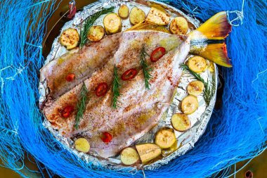 Geleneksel Brezilya altın tropikal balığı Salminus brasiliensis geleneksel baharatlar, muz, patates ve biberiye ile kızartılır. Dourado saldır.