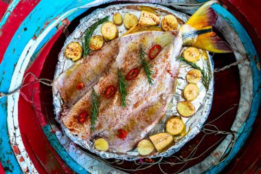 Geleneksel Brezilya altın tropikal balığı Salminus brasiliensis geleneksel baharatlar, muz, patates ve biberiye ile kızartılır. Dourado saldır.