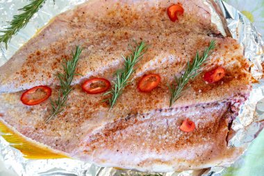 Geleneksel Brezilya altın tropikal balığı Salminus brasiliensis geleneksel baharatlar, muz, patates ve biberiye ile kızartılır. Dourado saldır.