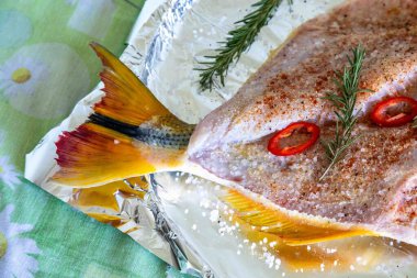 Geleneksel Brezilya altın tropikal balığı Salminus brasiliensis geleneksel baharatlar, muz, patates ve biberiye ile kızartılır. Dourado saldır.