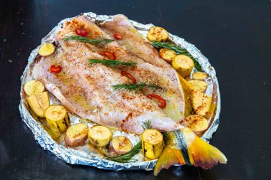 Geleneksel Brezilya altın tropikal balığı Salminus brasiliensis geleneksel baharatlar, muz, patates ve biberiye ile kızartılır. Dourado saldır.