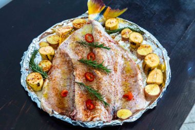 Geleneksel Brezilya altın tropikal balığı Salminus brasiliensis geleneksel baharatlar, muz, patates ve biberiye ile kızartılır. Dourado saldır.