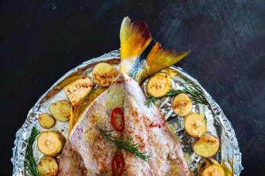 Geleneksel Brezilya altın tropikal balığı Salminus brasiliensis geleneksel baharatlar, muz, patates ve biberiye ile kızartılır. Dourado saldır.
