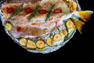 Geleneksel Brezilya altın tropikal balığı Salminus brasiliensis geleneksel baharatlar, muz, patates ve biberiye ile kızartılır. Dourado saldır.