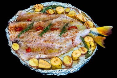 Geleneksel Brezilya altın tropikal balığı Salminus brasiliensis geleneksel baharatlar, muz, patates ve biberiye ile kızartılır. Dourado saldır.