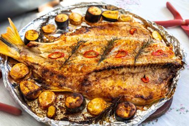 Geleneksel Brezilya altın tropikal balığı Salminus brasiliensis geleneksel baharatlar, muz, patates ve biberiye ile kızartılır. Dourado saldır.