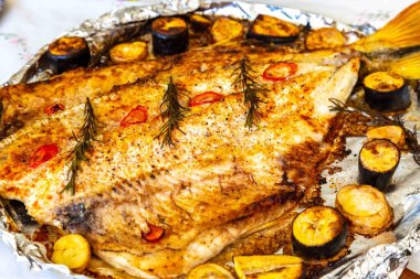 Geleneksel Brezilya altın tropikal balığı Salminus brasiliensis geleneksel baharatlar, muz, patates ve biberiye ile kızartılır. Dourado saldır.