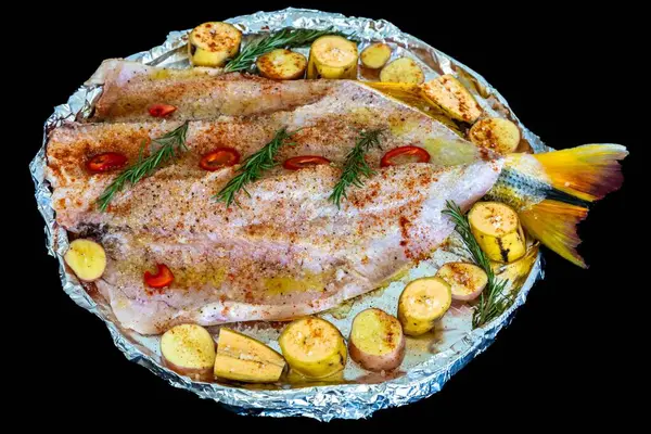 Geleneksel Brezilya altın tropikal balığı Salminus brasiliensis geleneksel baharatlar, muz, patates ve biberiye ile kızartılır. Dourado saldır.