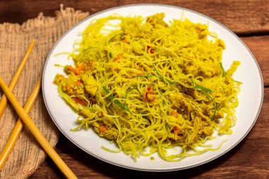 Bifum olarak bilinen geleneksel Asya yemekleri. Tavuk, sebze ve körili.