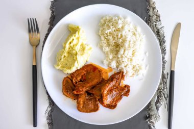 Klasik kırsal Brezilya yemeği, pirinçli sığır dili ve patates püresi. Gerçek yemek.