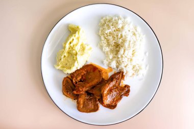 Klasik kırsal Brezilya yemeği, pirinçli sığır dili ve patates püresi. Gerçek yemek.