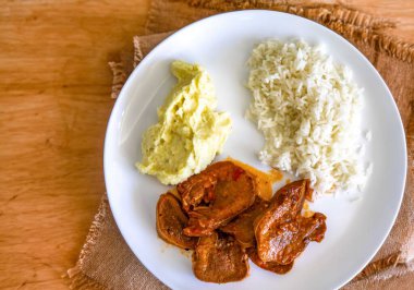 Klasik kırsal Brezilya yemeği, pirinçli sığır dili ve patates püresi. Gerçek yemek.