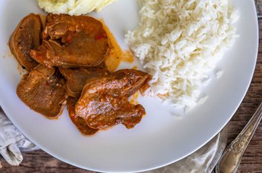 Klasik kırsal Brezilya yemeği, pirinçli sığır dili ve patates püresi. Gerçek yemek.