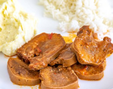 Klasik kırsal Brezilya yemeği, pirinçli sığır dili ve patates püresi. Gerçek yemek.