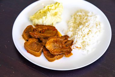 Klasik kırsal Brezilya yemeği, pirinçli sığır dili ve patates püresi. Gerçek yemek.