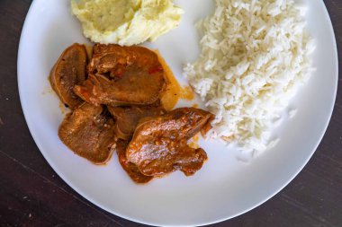 Klasik kırsal Brezilya yemeği, pirinçli sığır dili ve patates püresi. Gerçek yemek.