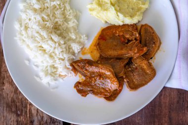 Klasik kırsal Brezilya yemeği, pirinçli sığır dili ve patates püresi. Gerçek yemek.