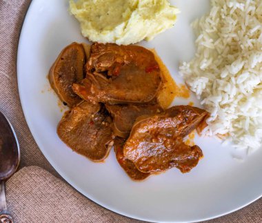 Klasik kırsal Brezilya yemeği, pirinçli sığır dili ve patates püresi. Gerçek yemek.