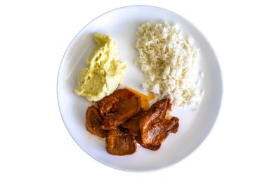 Klasik kırsal Brezilya yemeği, pirinçli sığır dili ve patates püresi. Gerçek yemek.