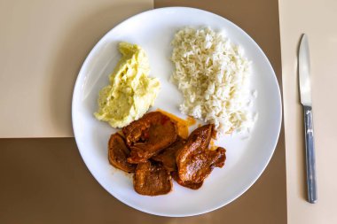 Klasik kırsal Brezilya yemeği, pirinçli sığır dili ve patates püresi. Gerçek yemek.