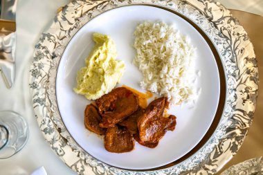 Klasik kırsal Brezilya yemeği, pirinçli sığır dili ve patates püresi. Gerçek yemek.