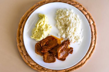 Klasik kırsal Brezilya yemeği, pirinçli sığır dili ve patates püresi. Gerçek yemek.