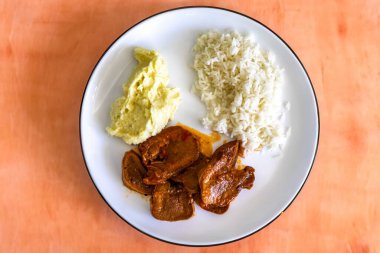 Klasik kırsal Brezilya yemeği, pirinçli sığır dili ve patates püresi. Gerçek yemek.