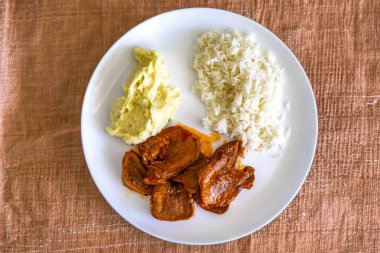 Klasik kırsal Brezilya yemeği, pirinçli sığır dili ve patates püresi. Gerçek yemek.