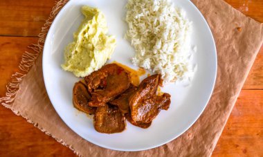 Klasik kırsal Brezilya yemeği, pirinçli sığır dili ve patates püresi. Gerçek yemek.