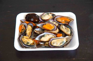 Kabuklu taze Atlantik Okyanusu midyesi, sağlıklı yiyecekler ve bol miktarda mineral ve omega 3.