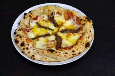Ançüezli en otantik Napoli pizzası, Akdeniz 'den gelen ançüezler, ekstra saf zeytinyağı ve bufalo peyniri.