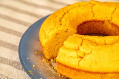 Geleneksel rezene tohumlu mısır unu keki, Brezilya 'da tipik Haziran festivalleri.