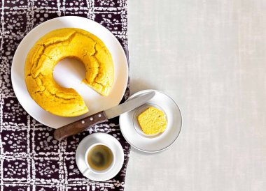 Geleneksel rezene tohumlu mısır unu keki, Brezilya 'da tipik Haziran festivalleri.