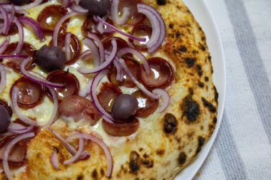 Otantik Brezilya pizzası, Calabresa sosisi ve ahşap fırında pişirilmiş soğan. Vera Napolitan pizzası