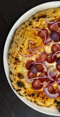 Otantik Brezilya pizzası, Calabresa sosisi ve ahşap fırında pişirilmiş soğan. Vera Napolitan pizzası