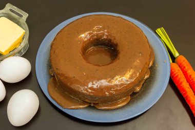 En geleneksel ve klasik çikolatalı havuçlu kek.