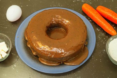 En geleneksel ve klasik çikolatalı havuçlu kek.