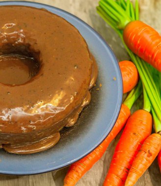 En geleneksel ve klasik çikolatalı havuçlu kek.