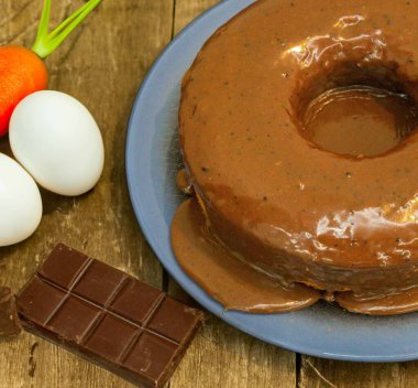 En geleneksel ve klasik çikolatalı havuçlu kek.