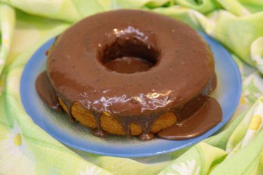 En geleneksel ve klasik çikolatalı havuçlu kek.