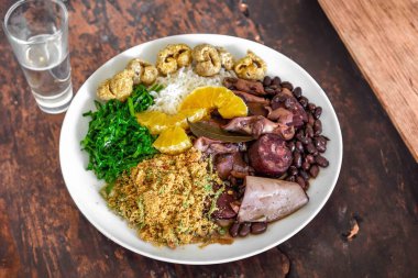 Brezilya 'nın en iyi geleneksel feijoada' sı tamamen en otantik tarzda hizmet vermektedir. Yanında karşı konulamaz ve ikonik cachaa caipirinha da vardır.