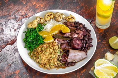 Brezilya 'nın en iyi geleneksel feijoada' sı tamamen en otantik tarzda hizmet vermektedir. Yanında karşı konulamaz ve ikonik cachaa caipirinha da vardır.