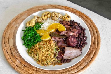 Brezilya 'nın en iyi geleneksel feijoada' sı tamamen en otantik tarzda hizmet vermektedir. Yanında karşı konulamaz ve ikonik cachaa caipirinha da vardır.